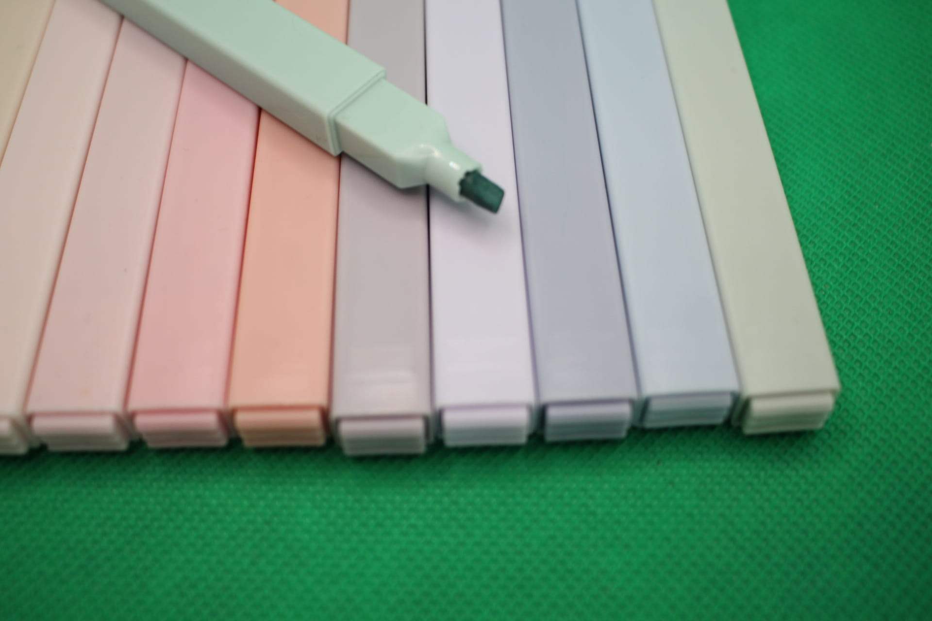 pastel highlighters with close-up of highlighter tip