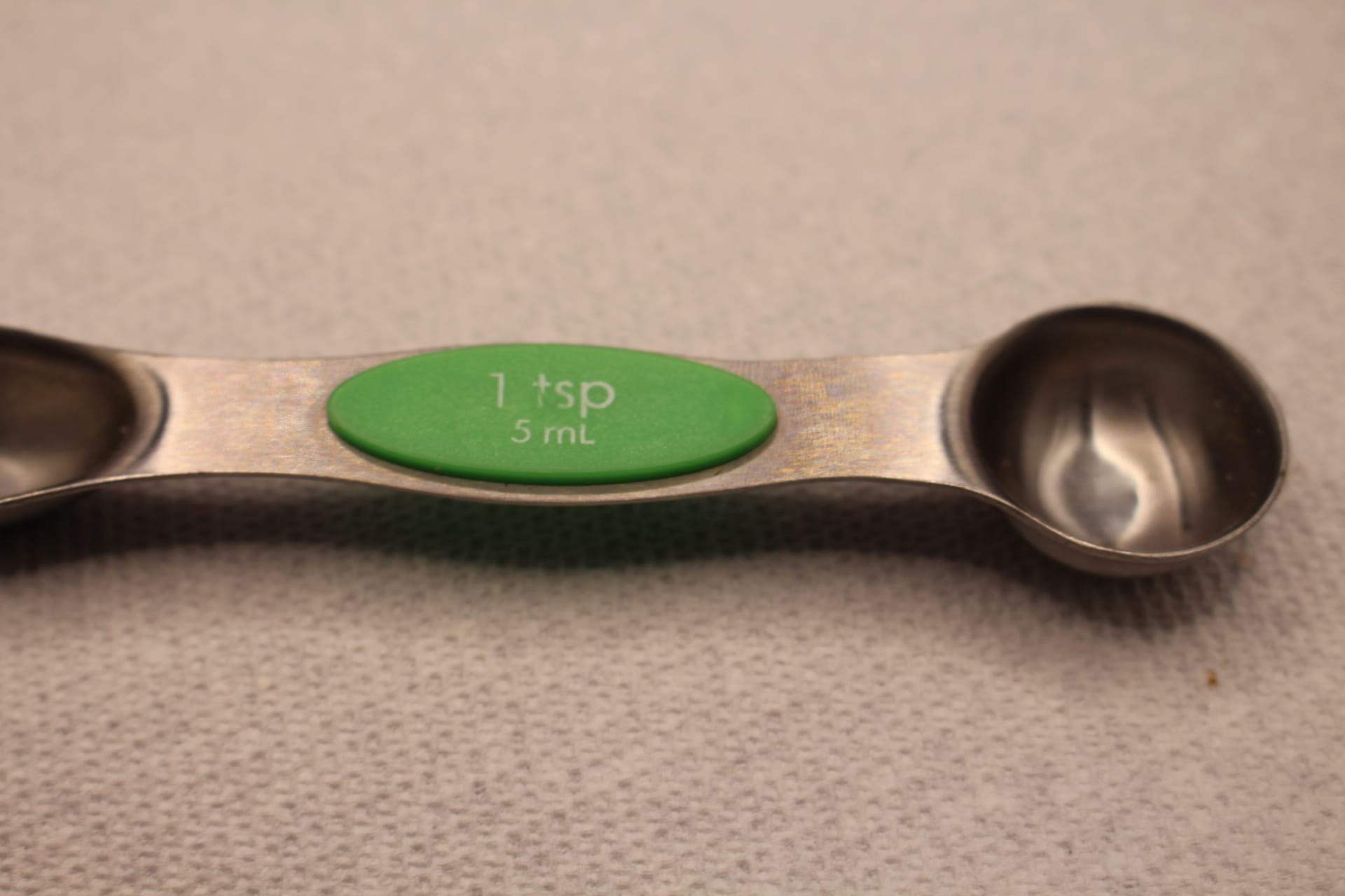 1 tsp magnetic measuring spoon with label fading