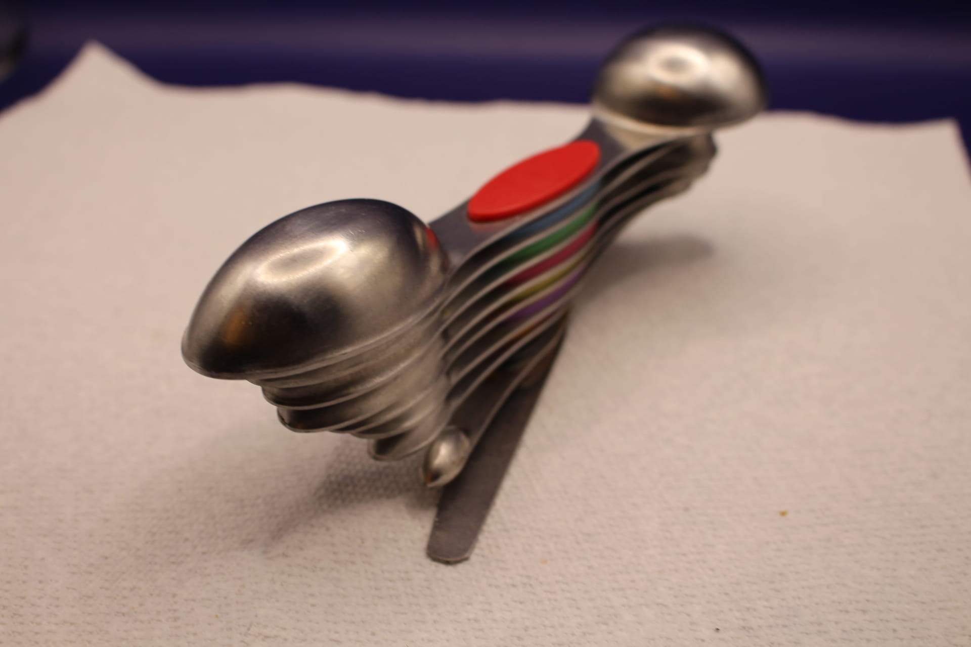 heavy duty stainless steel measuring spoons set, demonstrating magnetic design