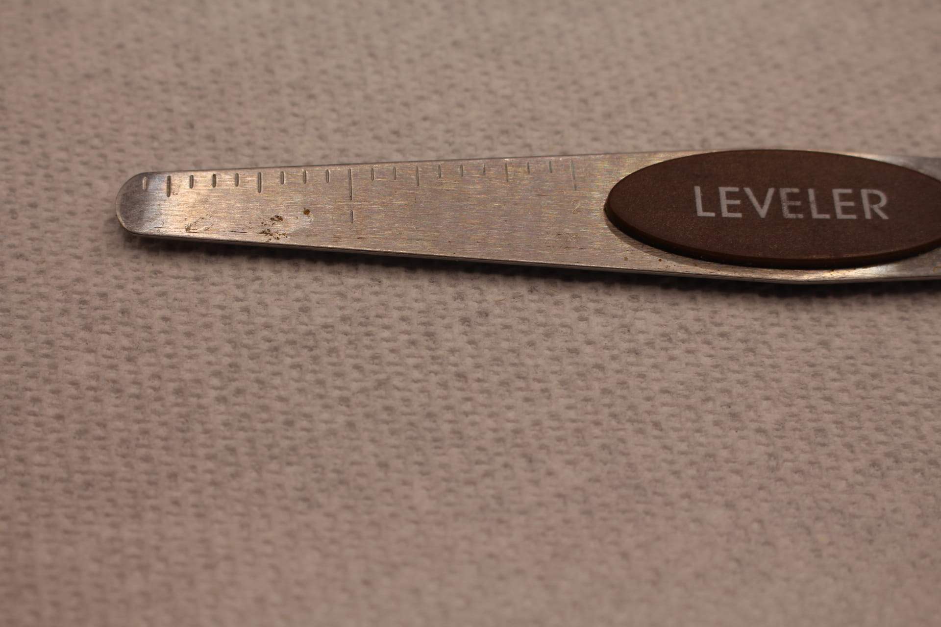 close-up of leveler from magnetic measuring spoons set, showing measurement marks