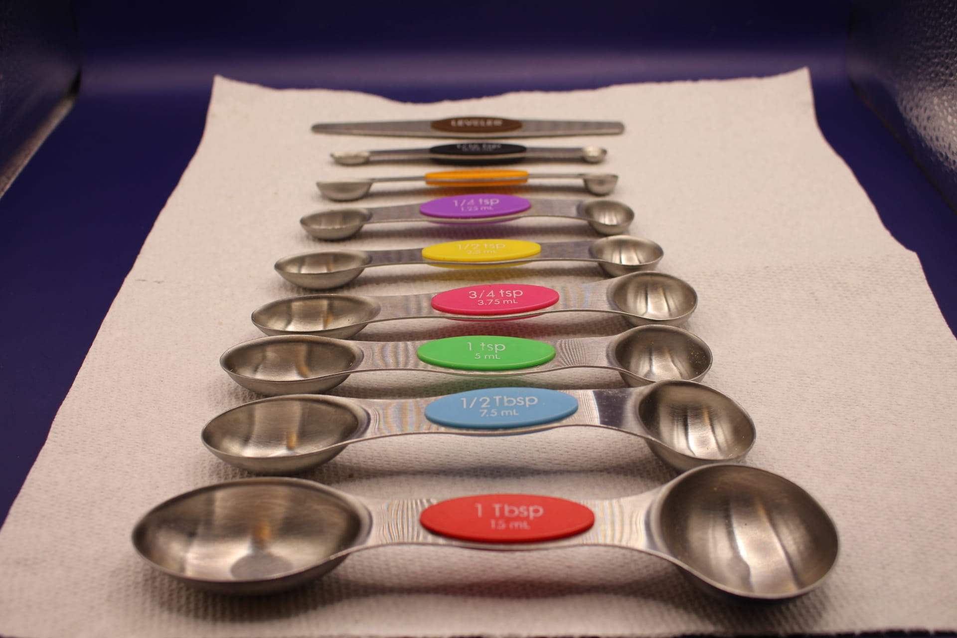 double-ended magnetic measuring spoon set with leveler tool, showing spoons displayed with largest in front