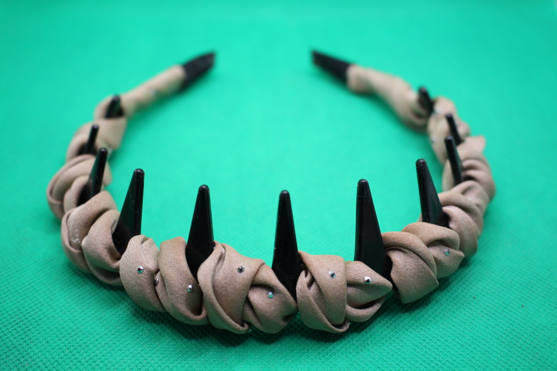 volumizing toothed headband from Temu, close-up of teeth