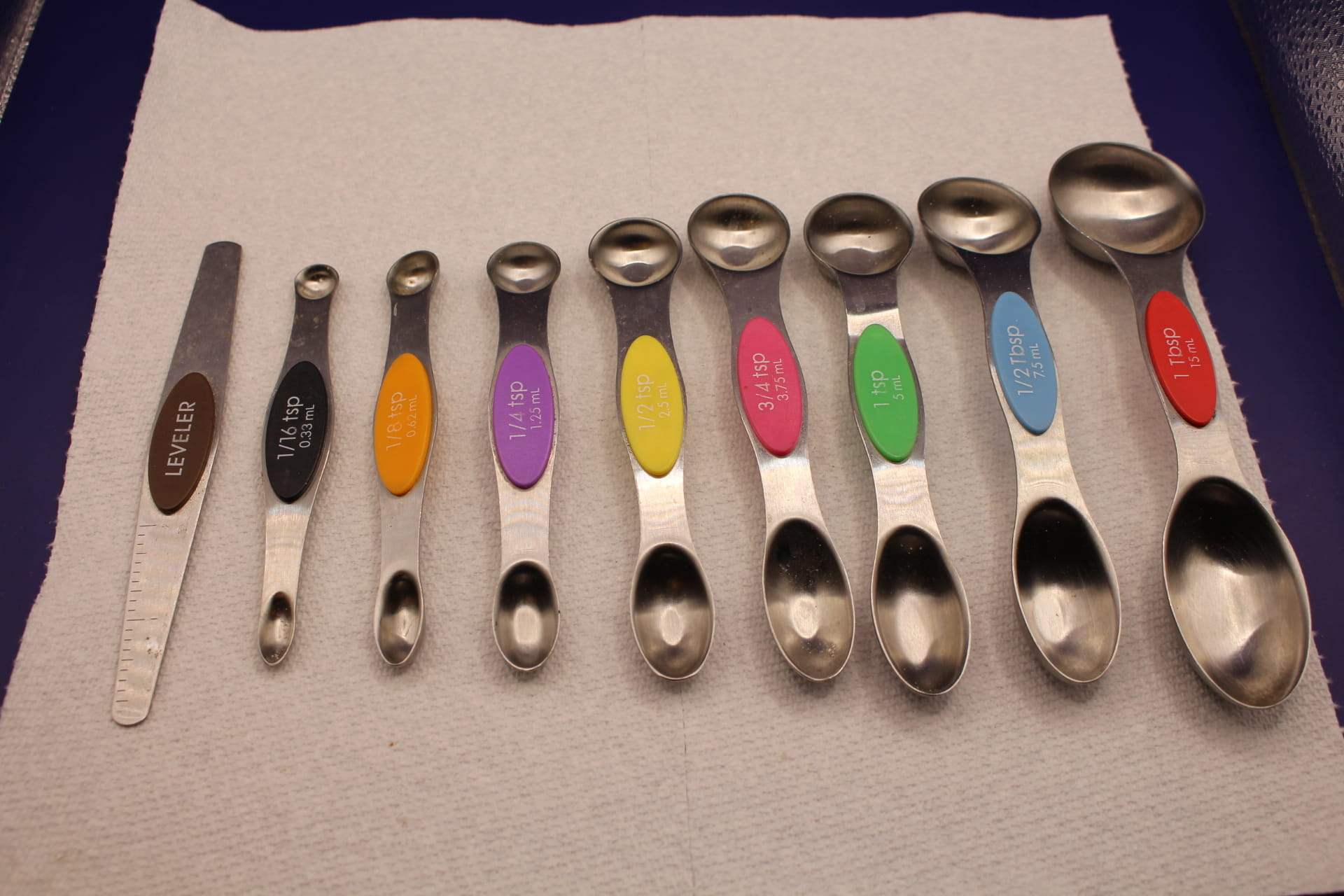 dual-ended magnetic measuring spoon set with leveler tool, displayed from smallest size to biggest size