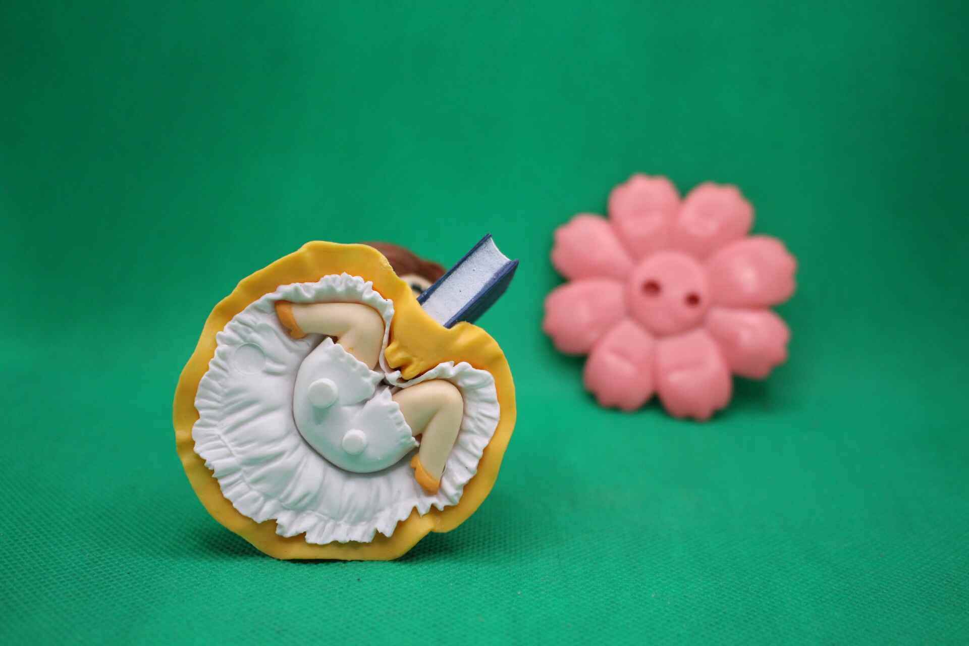 Belle figurine bottom view