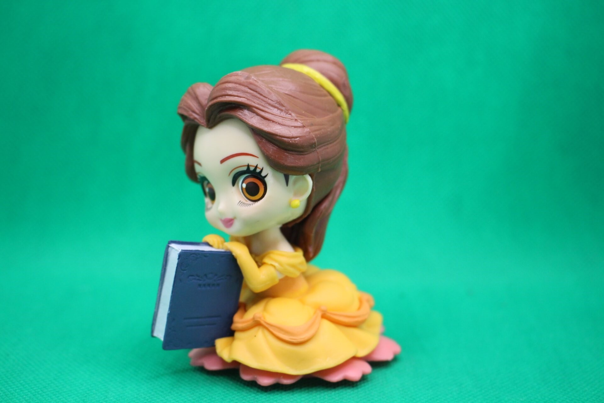 Belle figurine side view