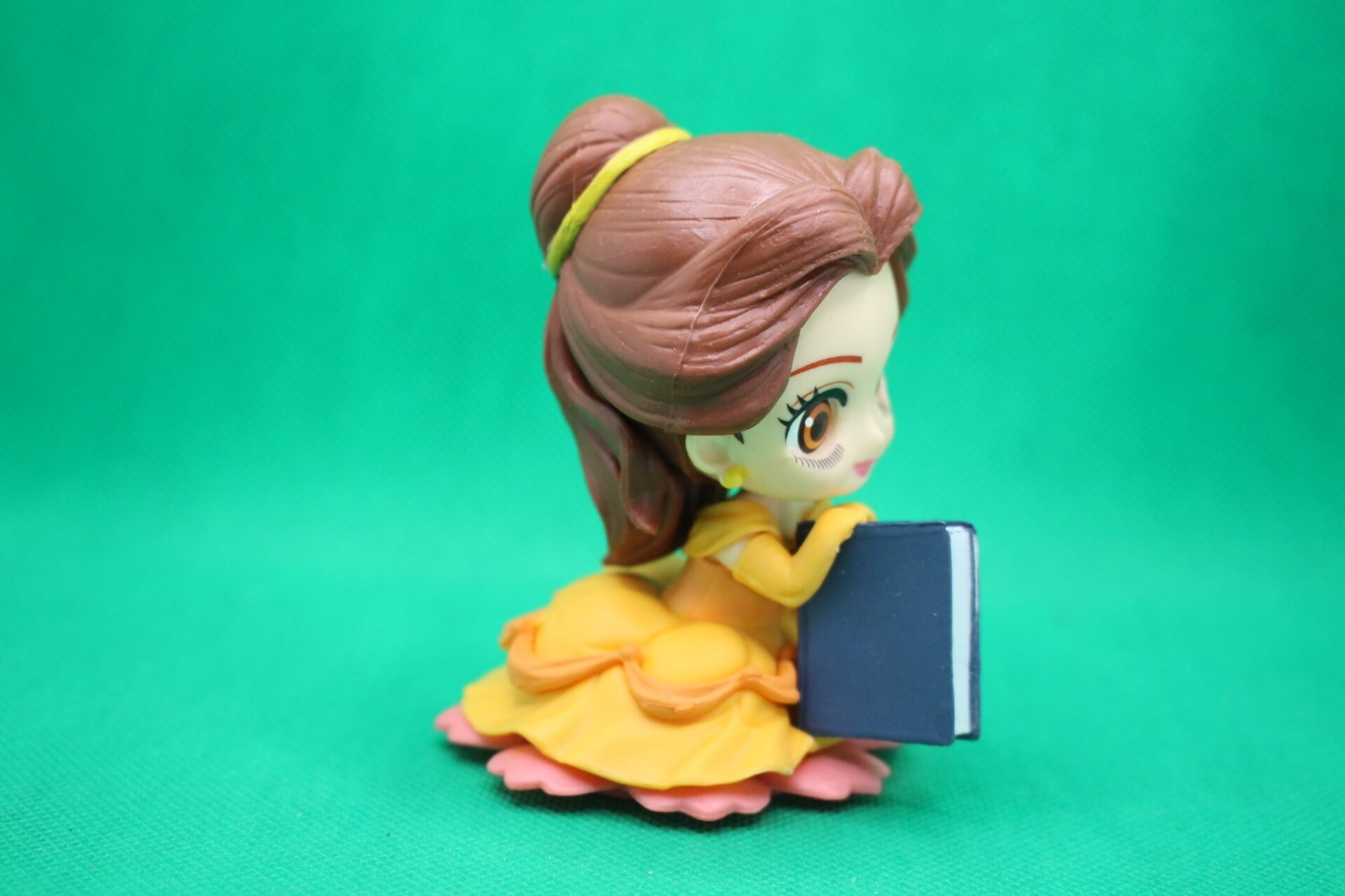 Belle figurine side view
