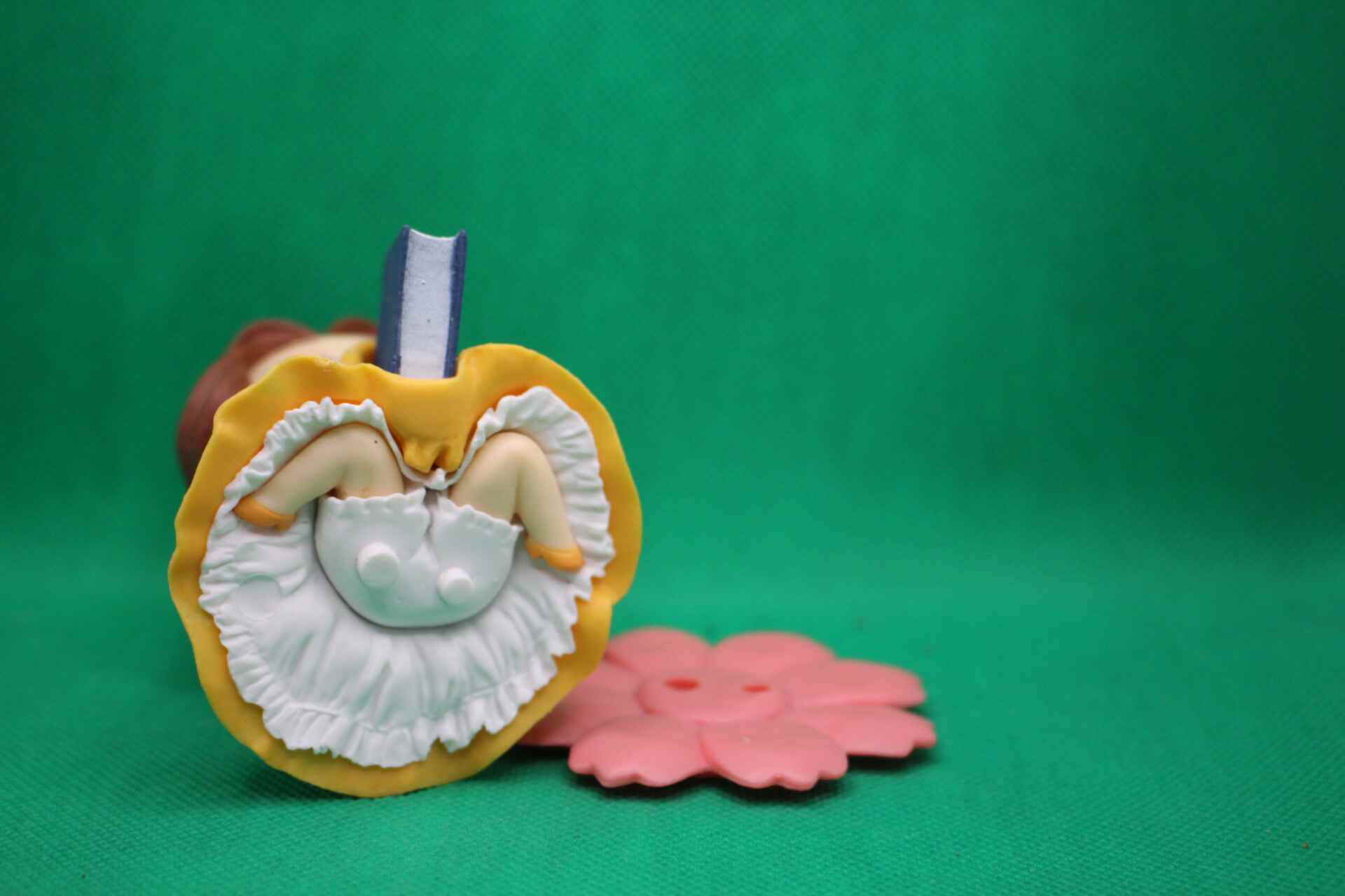 Belle figurine bottom view